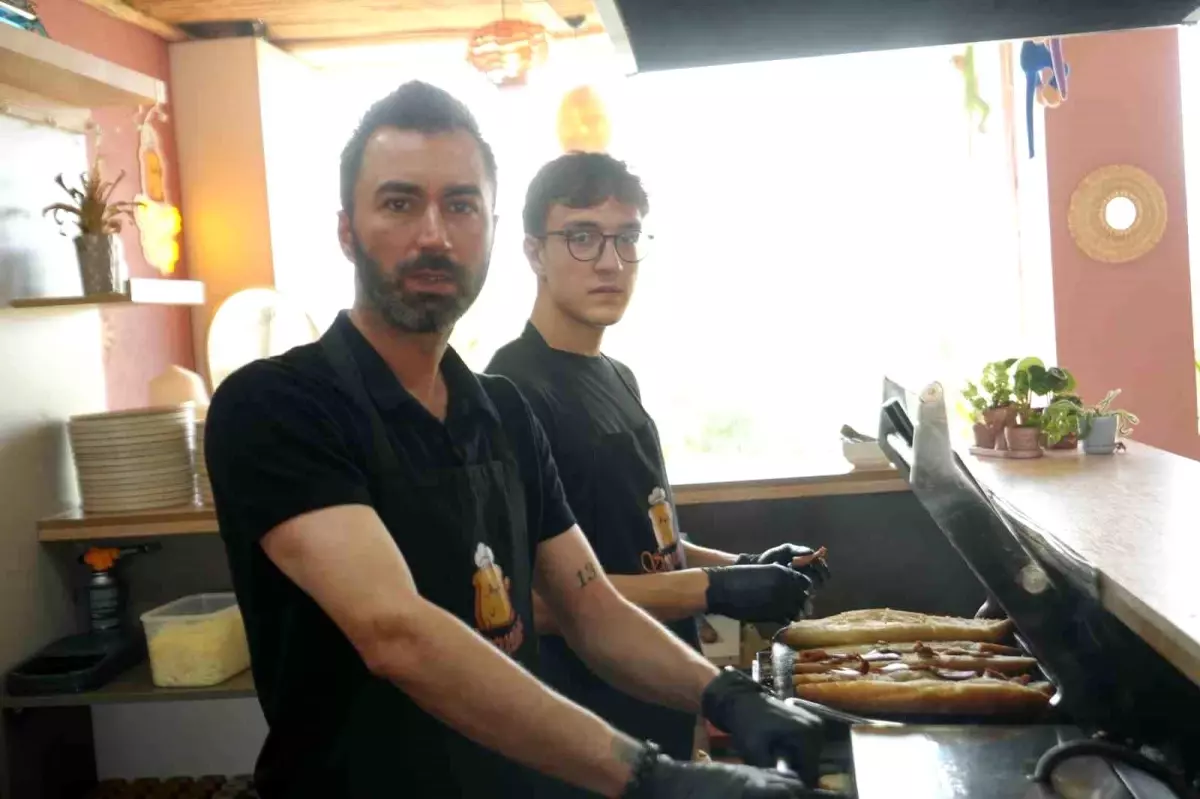 Yangınla Mücadelede Dayanışma: Tostlarıyla İtfaiyecileri Destekleyen Esnaf