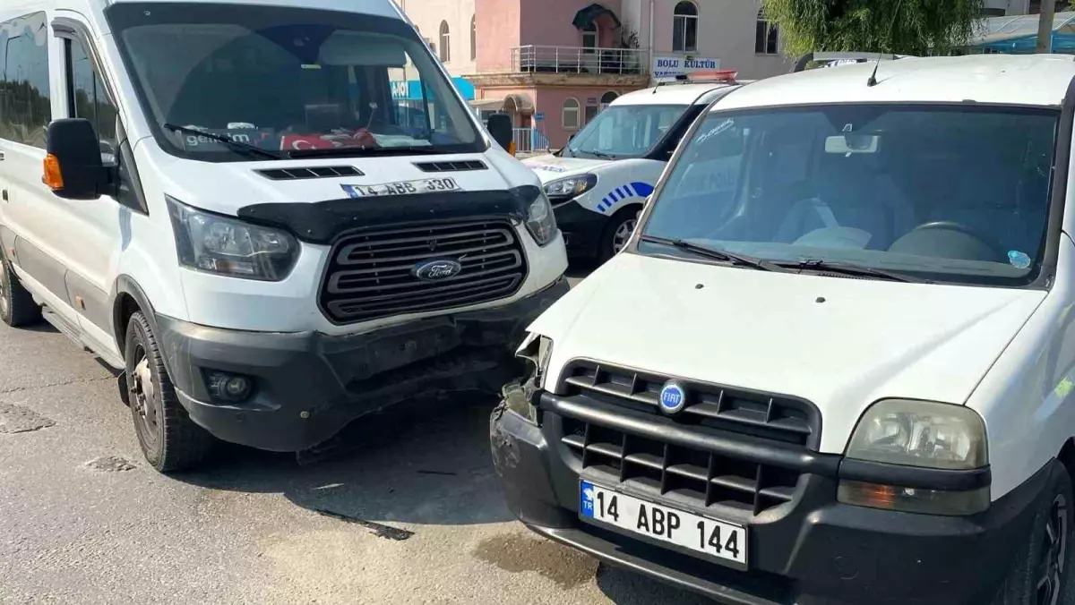 Bolu'da Minibüs ile Hafif Ticari Araç Çarpıştı, Maddi Hasar Var