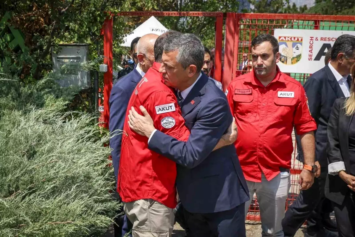 CHP Genel Başkanı Özel'den AKUT'a taziye ziyareti