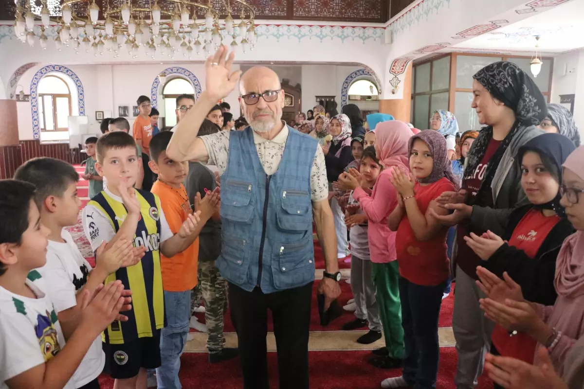 30 Yıldır Gönüllü Camii Temizliği Yapan Dursun Kaçan'a Duygusal Karşılama