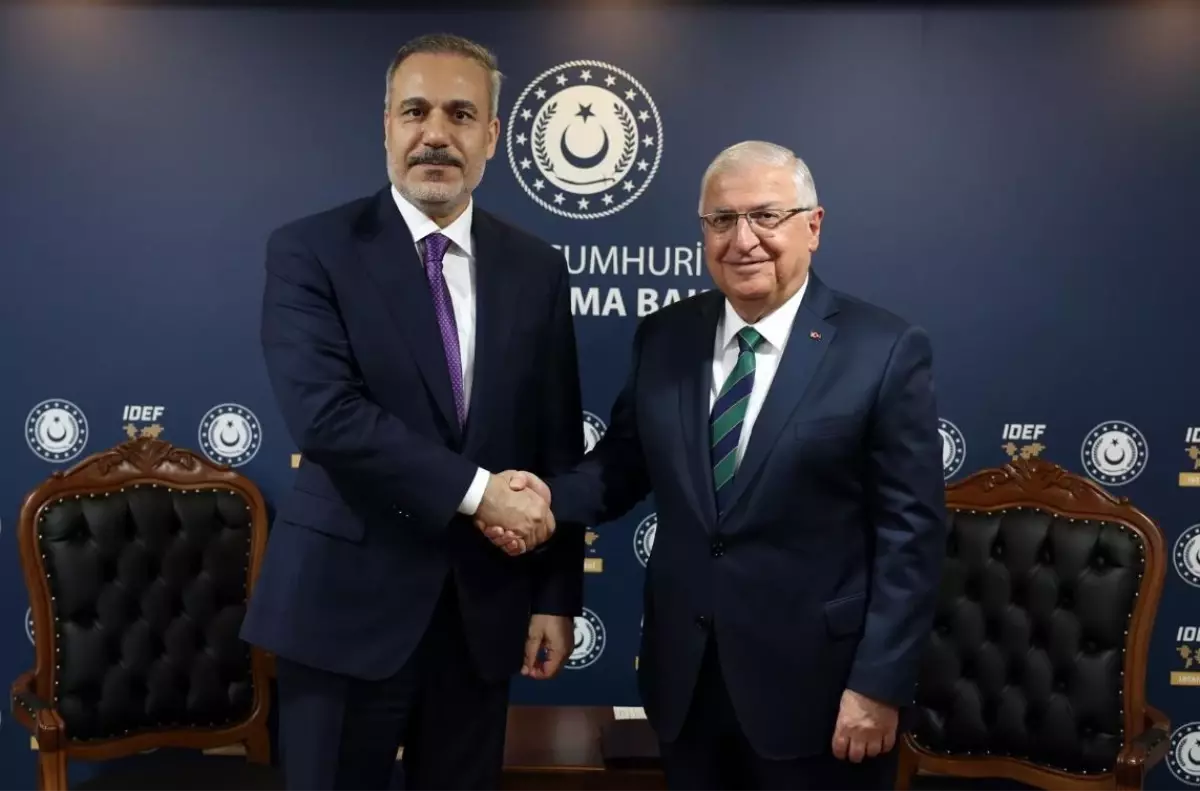 Bakanlar Güler ve Fidan, IDEF'25 Fuarı'nda Görüştü