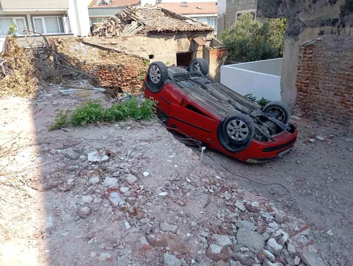 Erdek'te Park Ederken Takla Atan Araçta 2 Yaralı