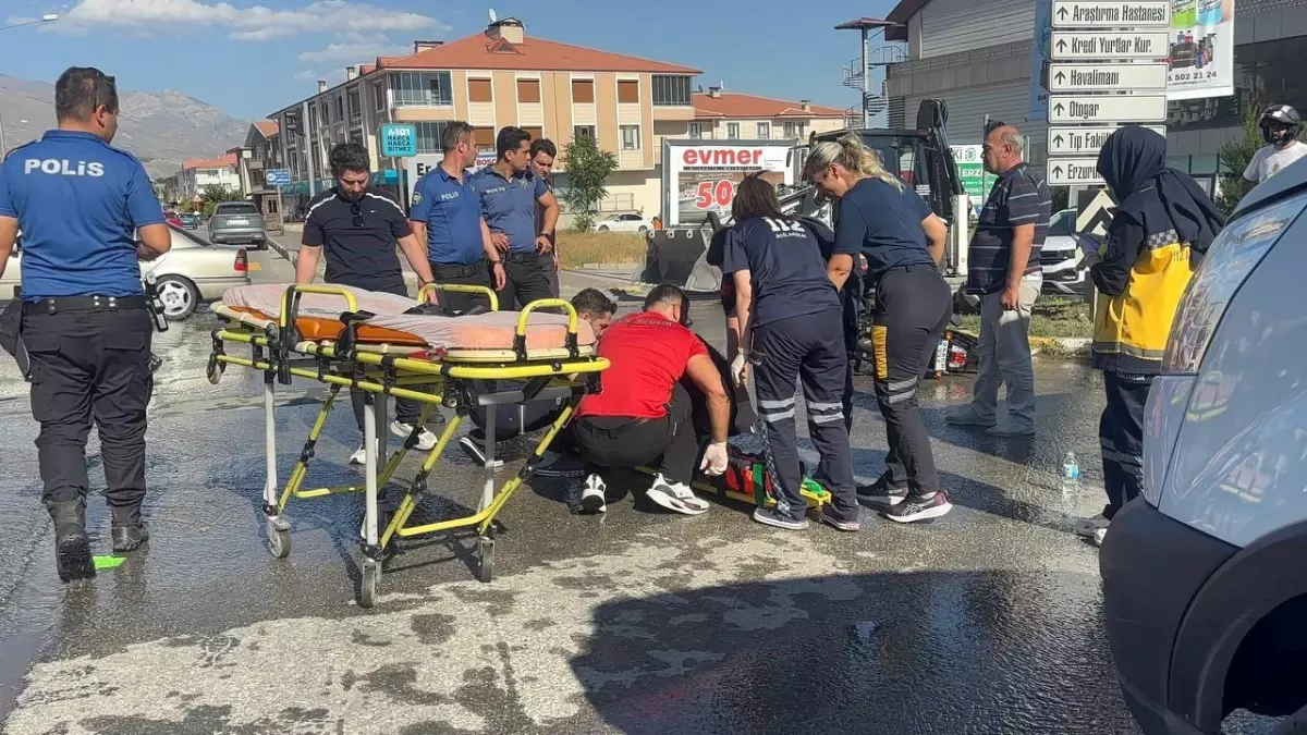 Erzincan'da Otomobil ile Motosiklet Çarpıştı: 2 Yaralı