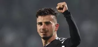 Eski Beşiktaşlı Oğuzhan Özyakup maç biter bitmez telefona sarılarak tepki gösterdi