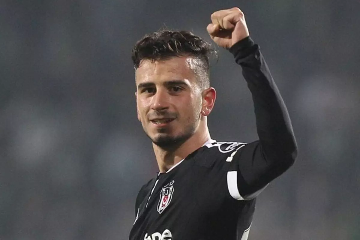 Eski Beşiktaşlı Oğuzhan Özyakup maç biter bitmez telefona sarılarak tepki gösterdi