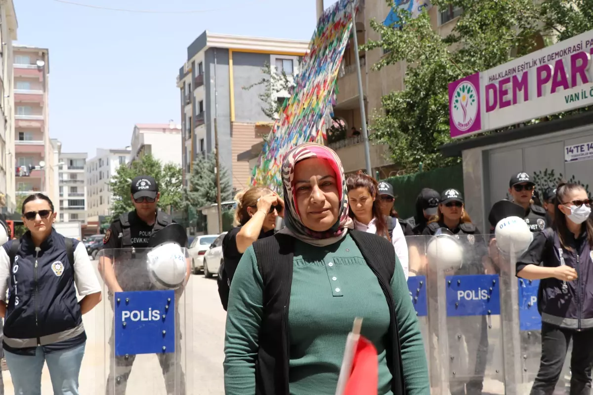 Van'da Evlat Eylemi 106. Haftasında Slogan Atmadan Devam Etti