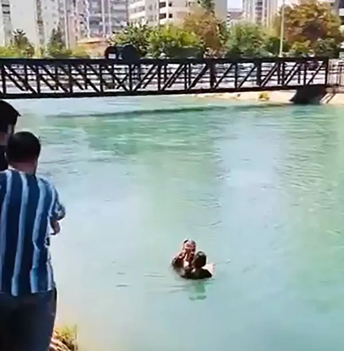 Adana'da Boğulma Tehlikesi Geçiren Çocuğu Kurtaran İnşaat İşçisinden Örnek Davranış