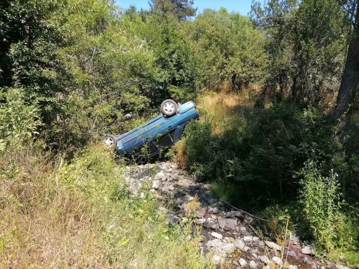 Yeni Evli Çiftin Otomobili Uçuruma Yuvarlandı
