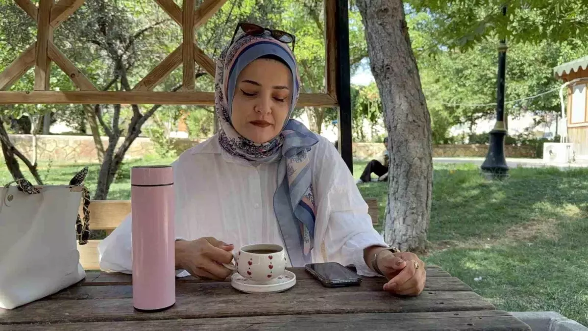 Mardinliler Kavurucu Sıcaklarda Çay İçmeye Devam Ediyor