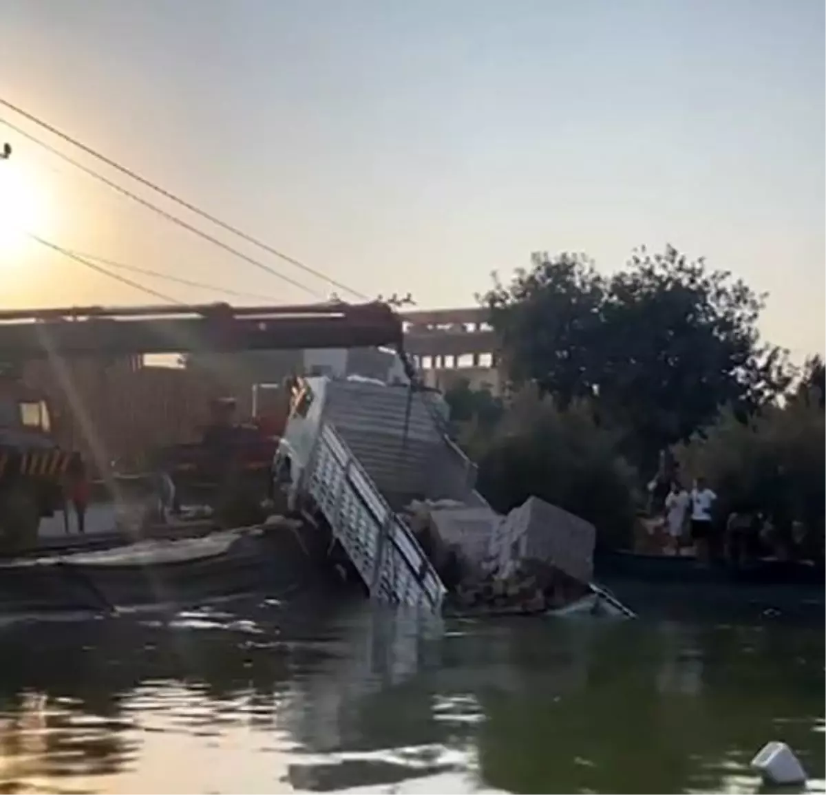 Mersin'de Freni Patlayan Kamyon Sulama Havuzuna Düştü