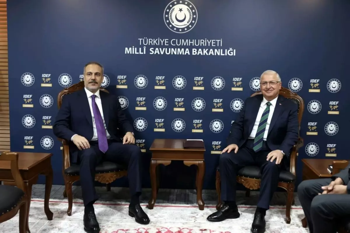Bakan Güler ve Bakan Fidan, IDEF 2025'te Bir Araya Geldi