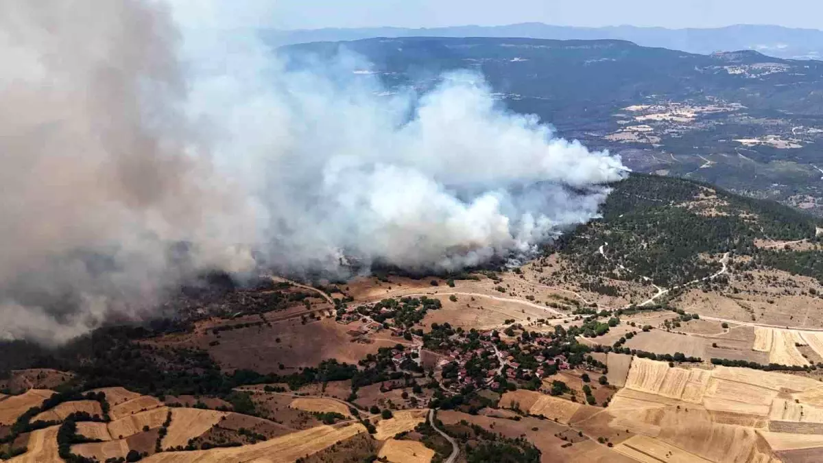 Karabük'te Orman Yangını Yerleşim Yerlerine Yaklaşıyor