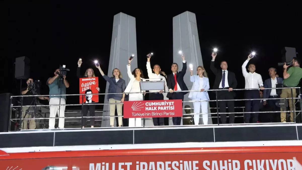 CHP Genel Başkanı Özgür Özel, Bakırköy Mitinginde Kutuplaşmaya Karşı Kucaklaşmayı Vurguladı