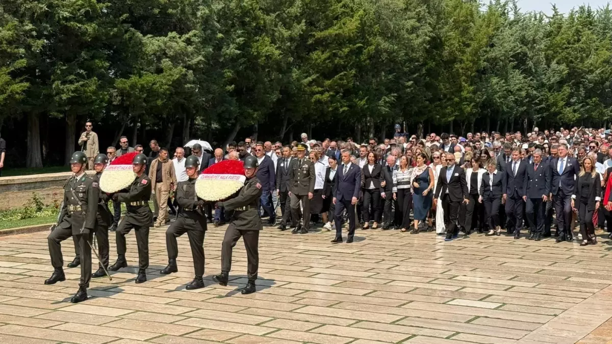 Özgür Özel, Lozan Antlaşması'nın 102. Yılında Anıtkabir'i Ziyaret Etti