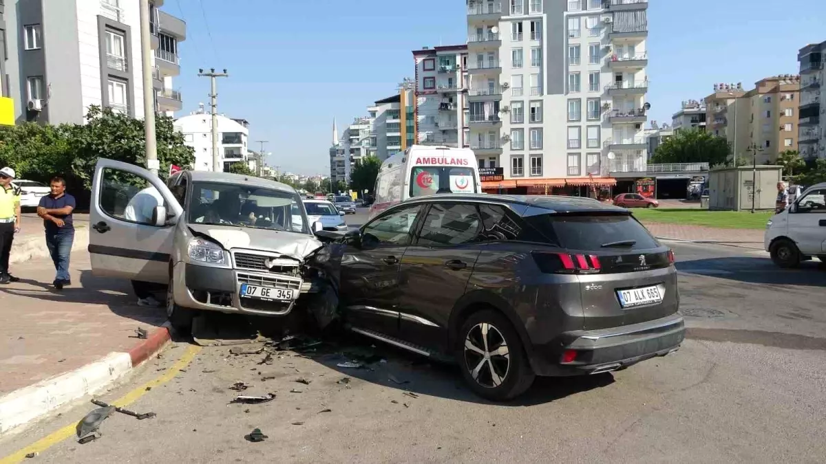 Antalya'da Trafik Kazası: Park Halindeki Araç Uçan Araçla Çarpıştı