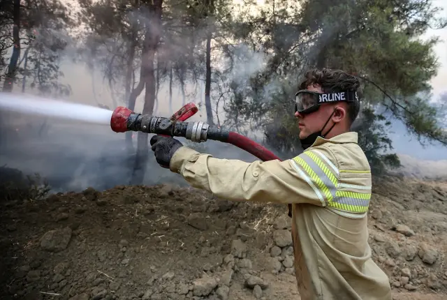 The intervention continues on the 4th day of the forest fire spreading from Sakarya to Bilecik