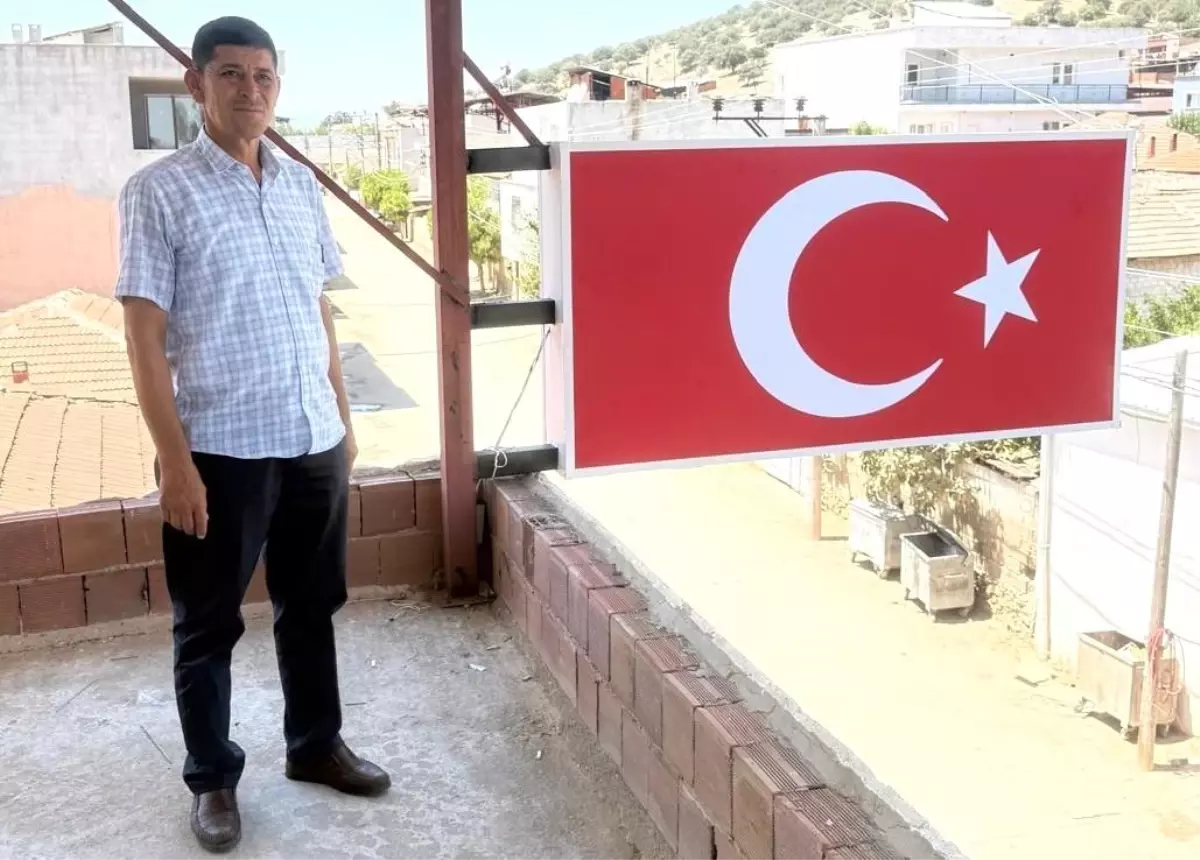 Yeni Muhtar, İlk Maaşıyla 2,5 Metrelik Türk Bayrağı Yaptırdı