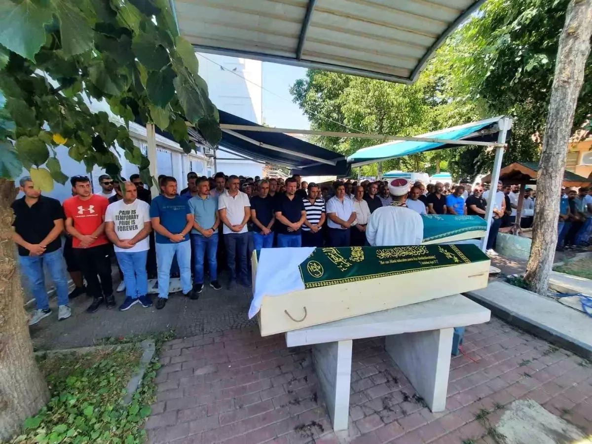 Tekirdağ'da Otomobil ve Süt Kamyonunun Çarpıştığı Kazada 4 Kişi Hayatını Kaybetti