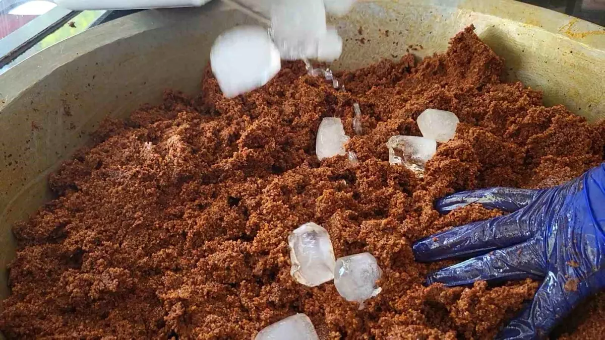 Adıyaman'da Sıcak Hava Nedeniyle Çiğköfteye Buzla Yoğurma Yöntemi Uygulanıyor