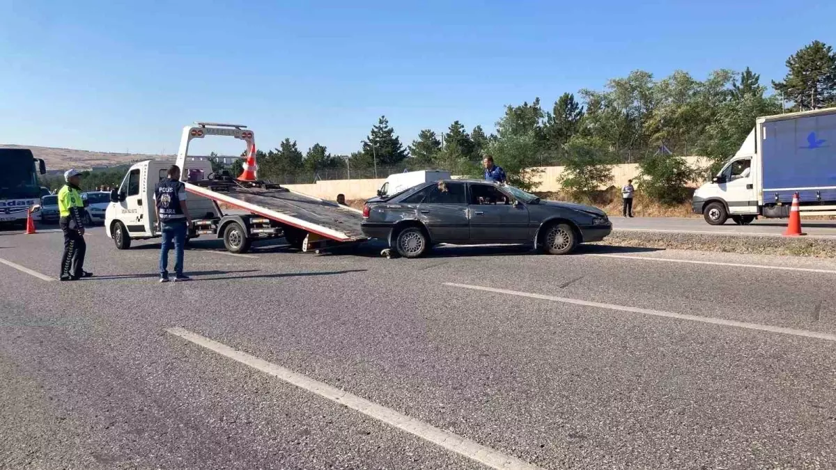 Ankara'da Otobüse Arkadan Çarpan Kamyonet Kazası: 2 Ölü, 1 Ağır Yaralı