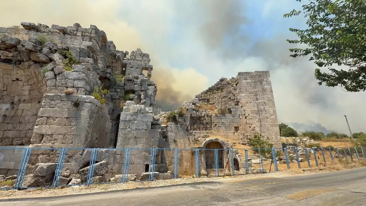 Antalya'da Orman Yangını, Alevler Antik Perge Kenti'ne Ulaştı