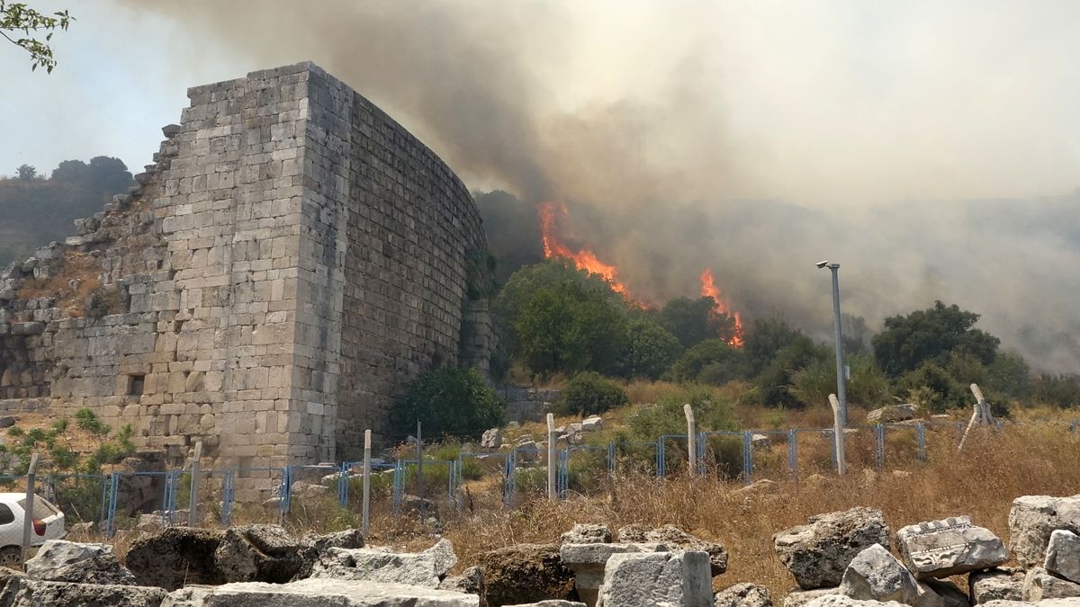 Antalya'daki Orman Yangınlarına Müdahale Devam Ediyor
