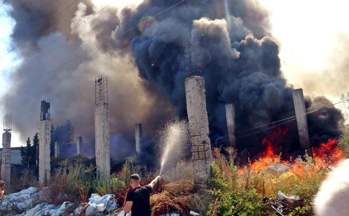 Antalya'da Otluk Alanda Başlayan Yangın Ev ve İş Yerlerine Sıçradı