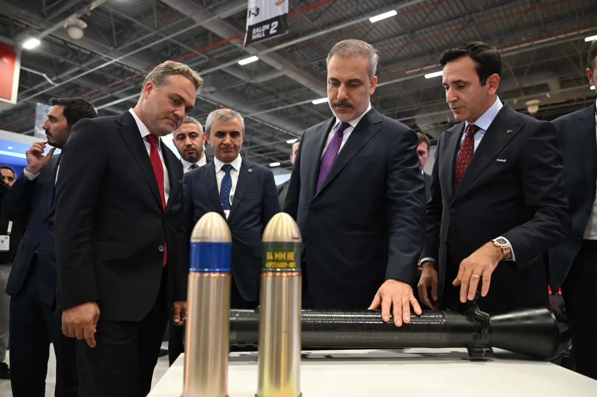 Dışişleri Bakanı Hakan Fidan, Uluslararası Savunma Sanayii Fuarı'nı Ziyaret Etti