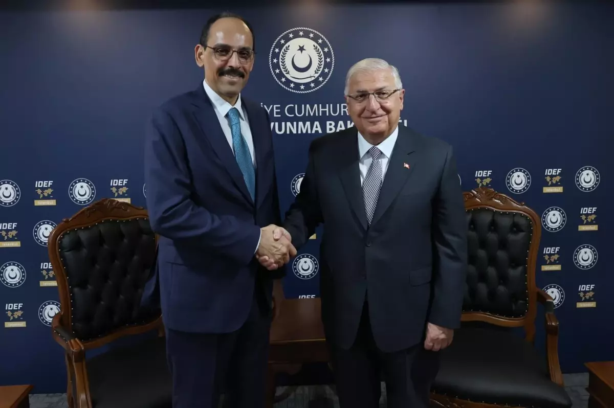 Bakan Güler ve Kalın, IDEF 2025 Fuarında Bir Araya Geldi