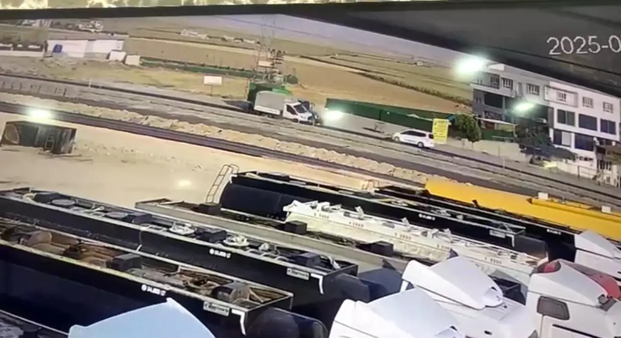 Batman'da Kamyonet ile Traktör Çarpıştı: 2 Yaralı