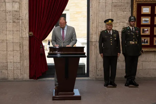 Belgian Defense Minister knelt in front of Atatürk's mausoleum