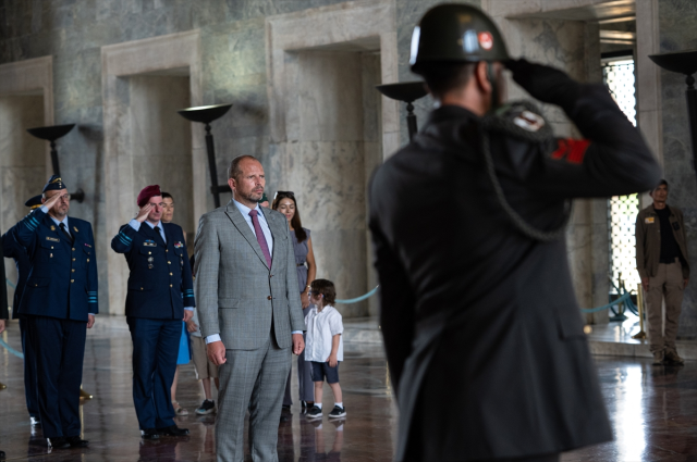 Belgian Defense Minister knelt in front of Atatürk's mausoleum