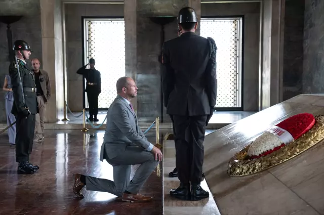 Belgian Defense Minister knelt in front of Atatürk's mausoleum