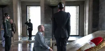 Belçika Savunma Bakanı, Atatürk'ün mozolesinin önünde diz çöktü