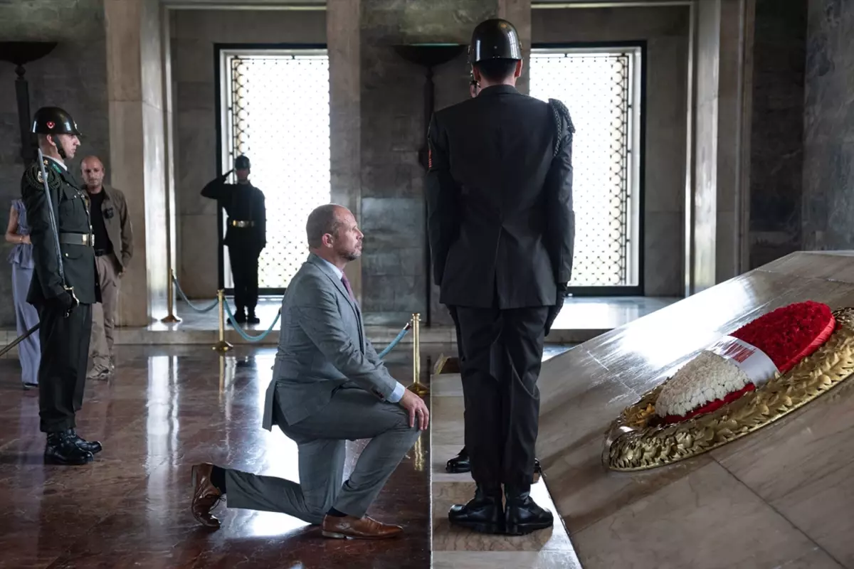 Belçika Savunma Bakanı, Atatürk'ün mozolesinin önünde diz çöktü