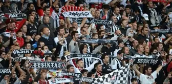 Beşiktaş tribünlerini ikiye bölen tezahürat