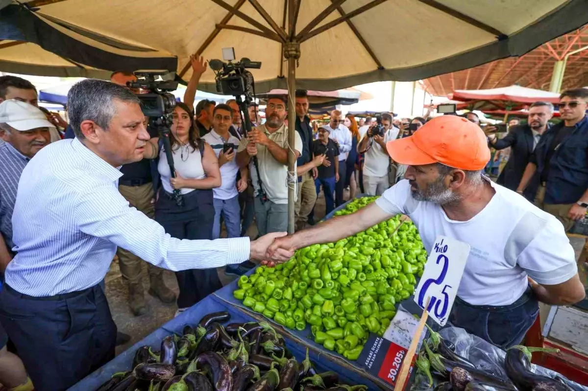 CHP Genel Başkanı Özgür Özel, Ankara'da Semt Pazarını Ziyaret Etti