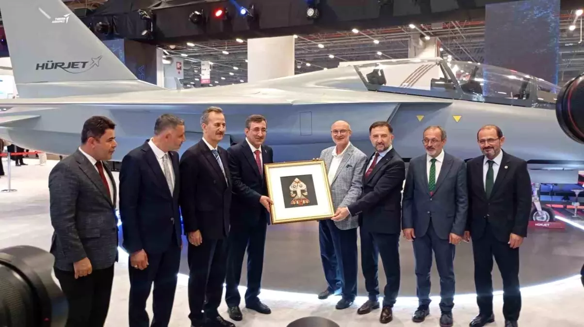 Cumhurbaşkanı Yardımcısı Yılmaz, IDEF 2025'te Savunma Sanayisine Dikkat Çekti