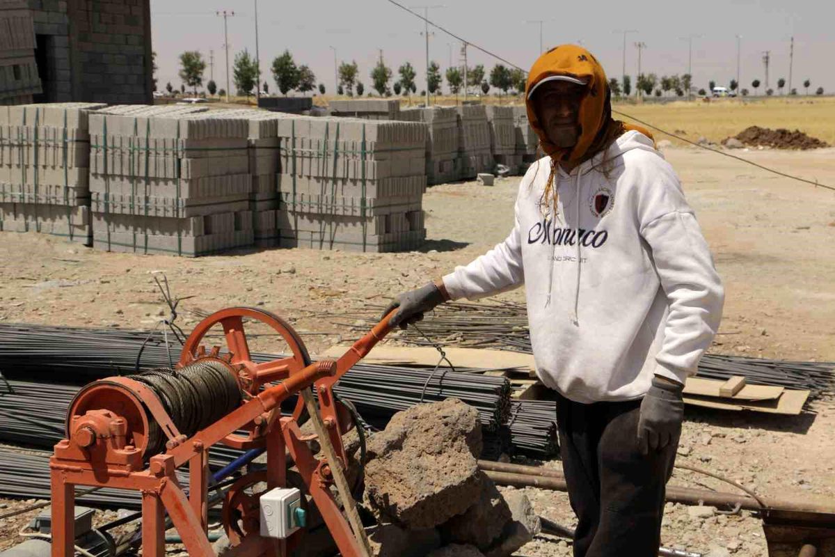 Diyarbakır'da İnşaat İşçileri Aşırı Sıcaklarda Çalışmak Zorunda Kalıyor