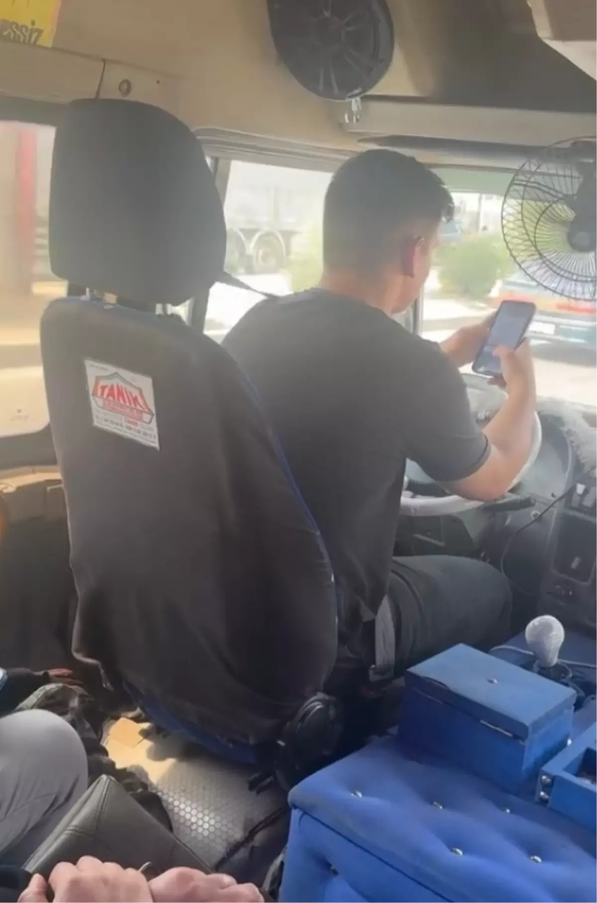 Dolmuş Şoförünün Trafikte Cep Telefonuyla Oynayıp Sigara İçmesi Görüntülendi