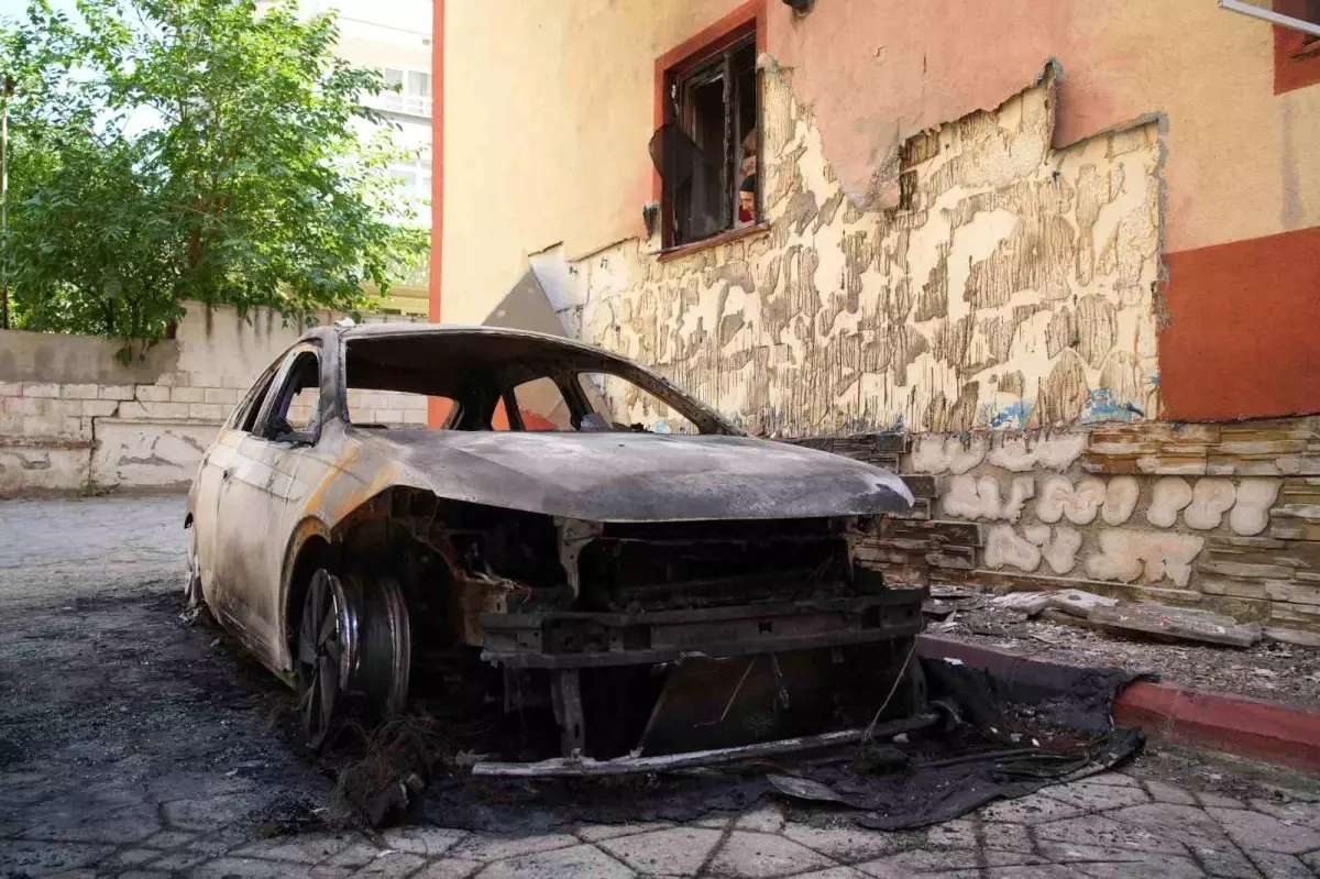 Edirne'de Yangın: İki Otomobil Alev Alev Yandı