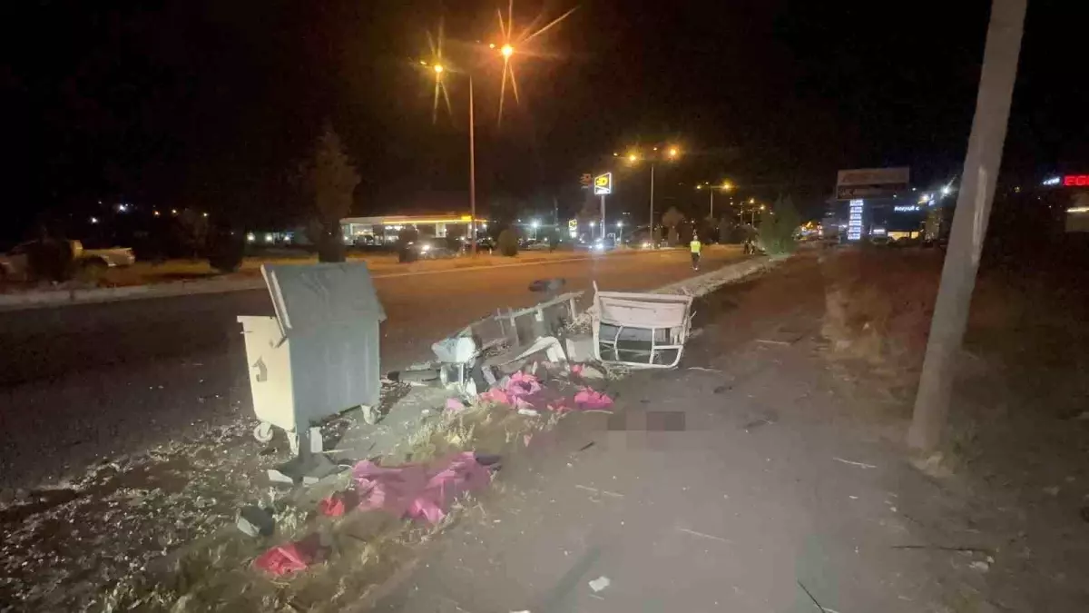 Elazığ'da Elektrikli Motosiklet ile Otomobil Çarpıştı: 3 Yaralı