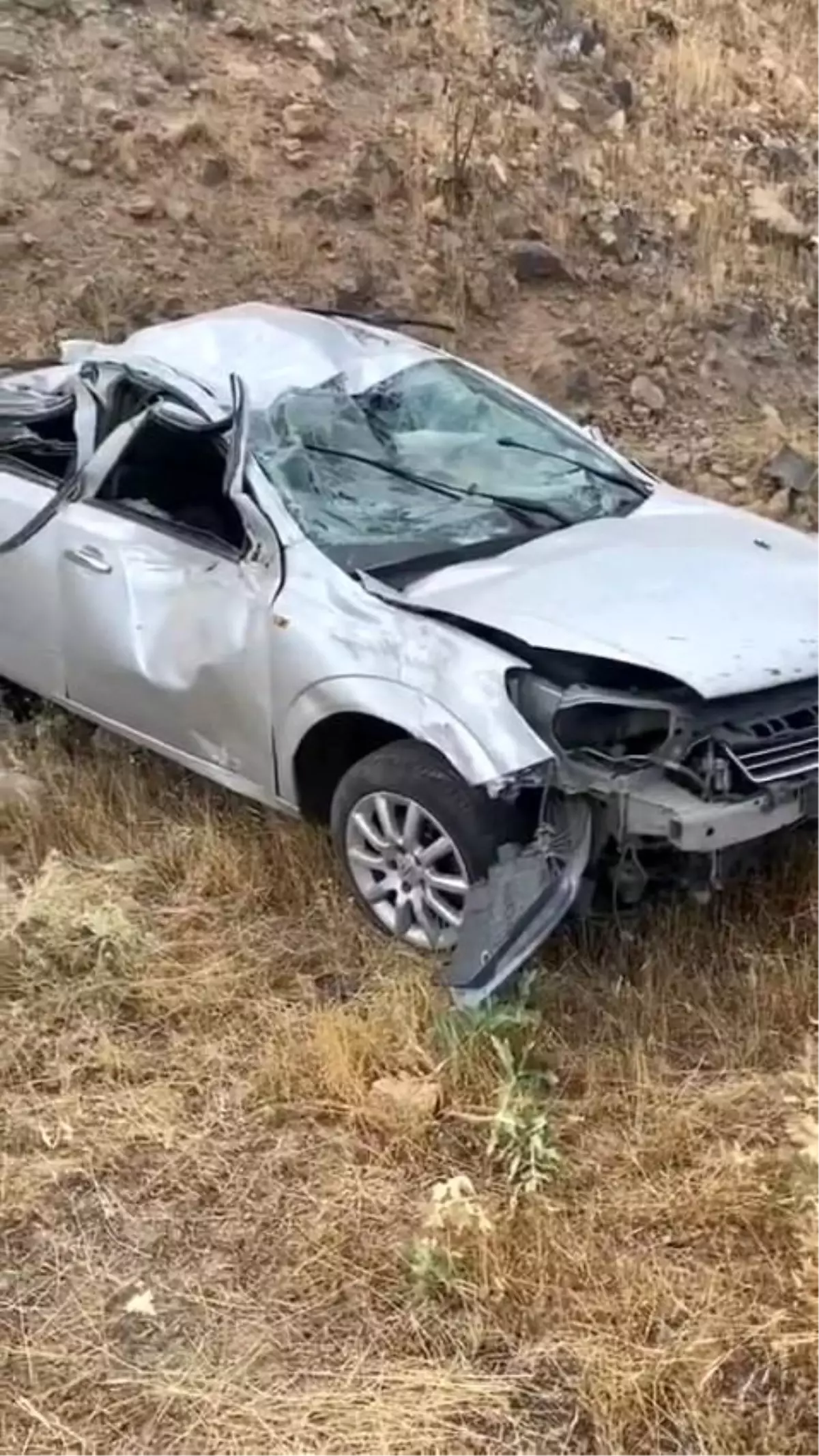 Elazığ'da Otomobil Şarampole Yuvarlandı: 2 Yaralı