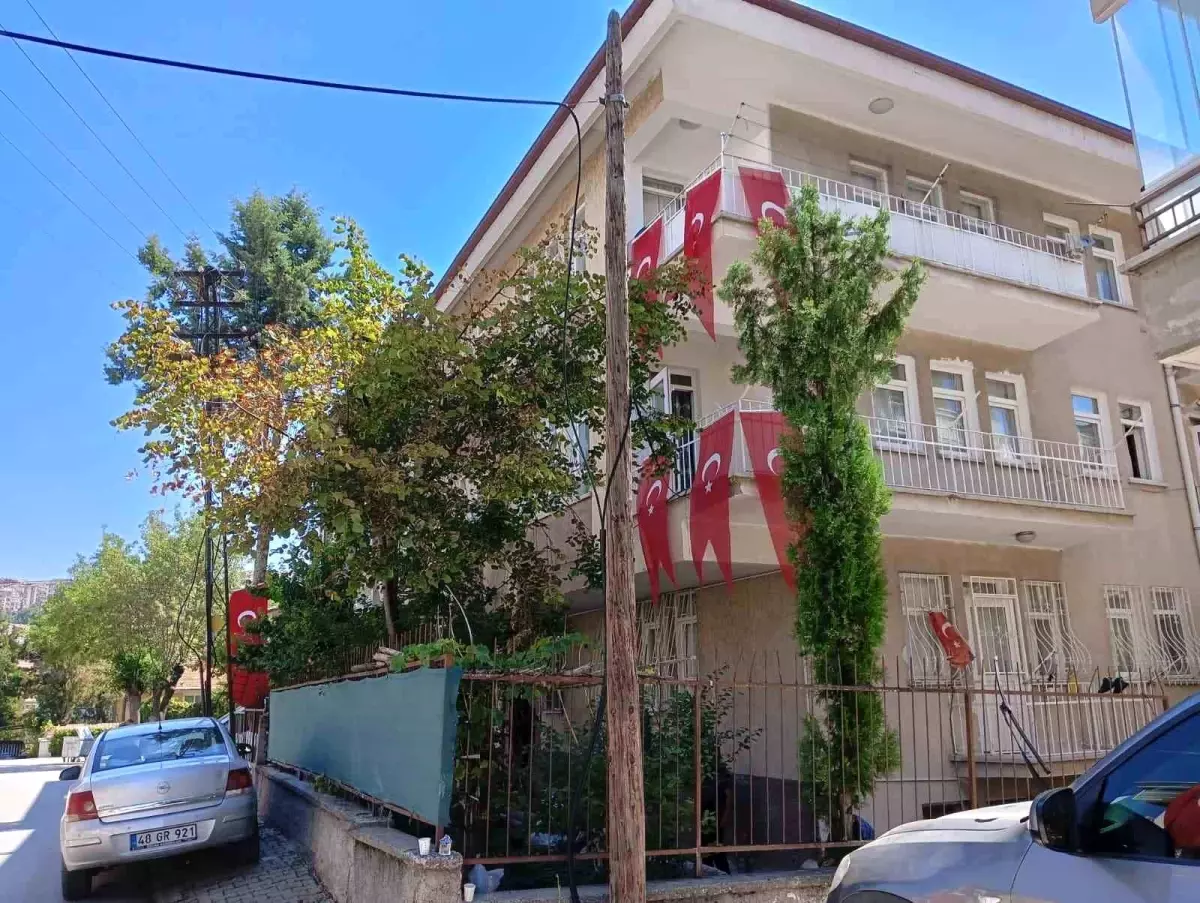 Eskişehir'deki yangında şehit olan Enes Sarıyıldız'ın babası: 'Oğlumun hayatı yarım kaldı, kız arkadaşıyla evlenmeyi düşünüyordu'