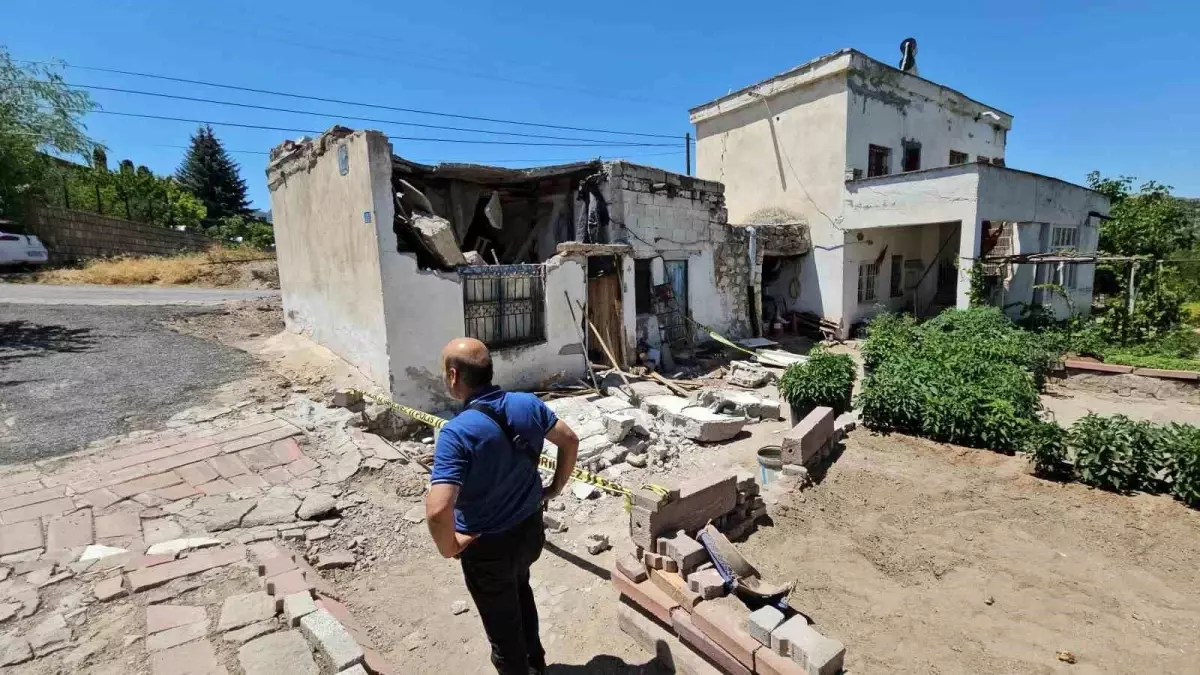Kayseri'de Çatı Çökmesi: 69 Yaşındaki Adam Ağır Yaralandı