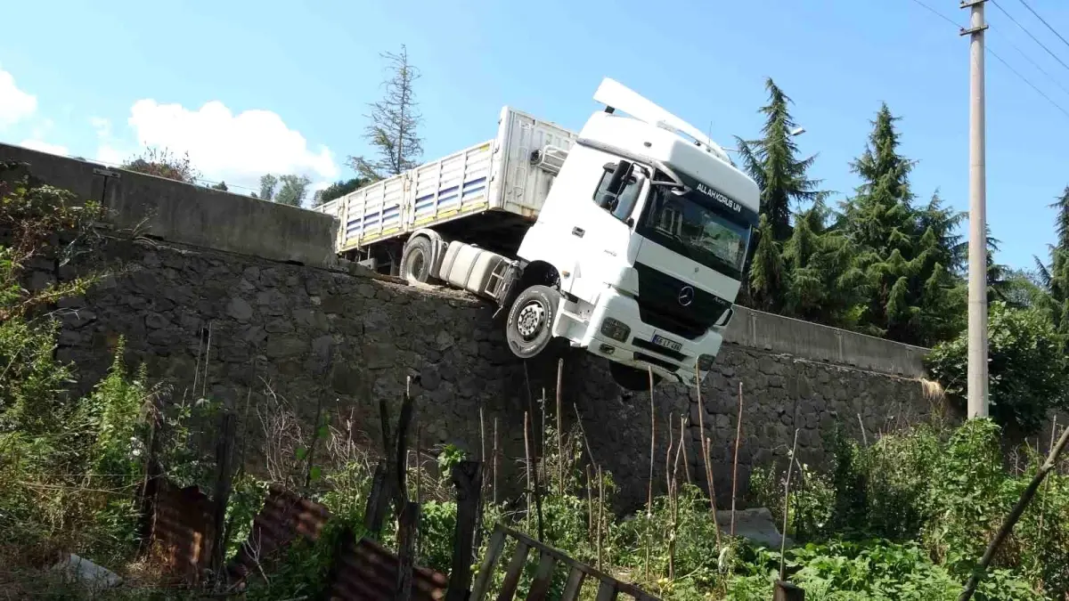 Freni Boşalan Tırın Kazasını Motosikletli Durdurdu