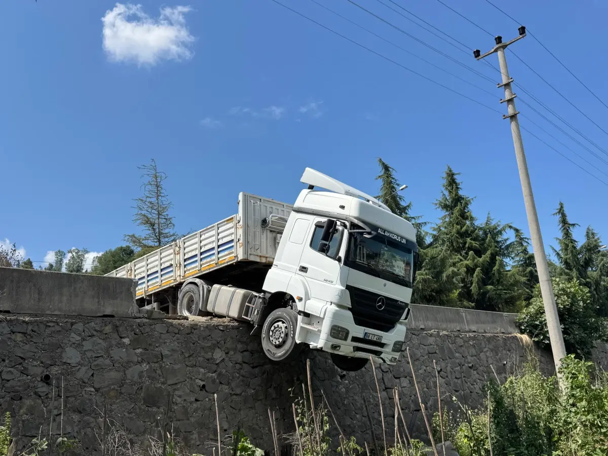 Ordu'da Freni Boşalan TIR Beton Bariyere Çarptı