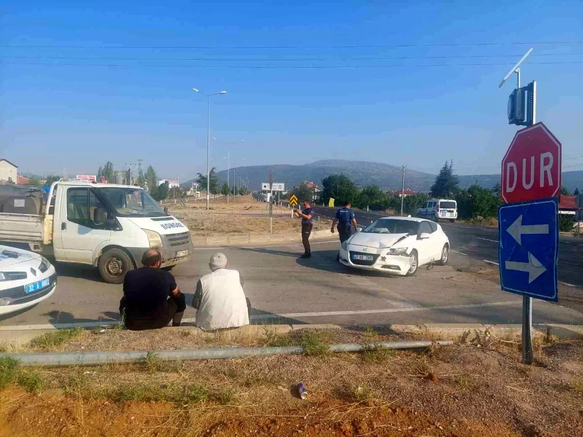 Isparta'da Kavşakta Otomobil Kamyonetle Çarpıştı: Bir Yaralı