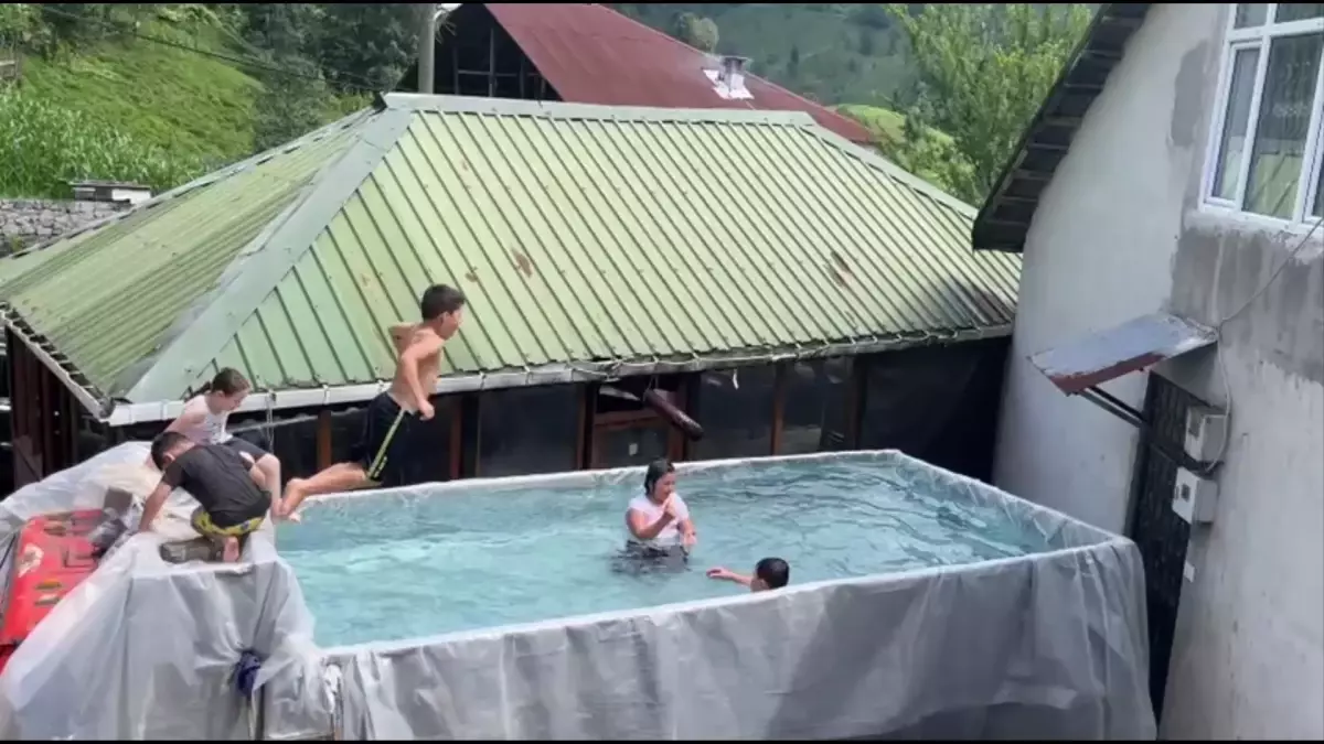Kamyon Kasasında Yüzme Keyfi
