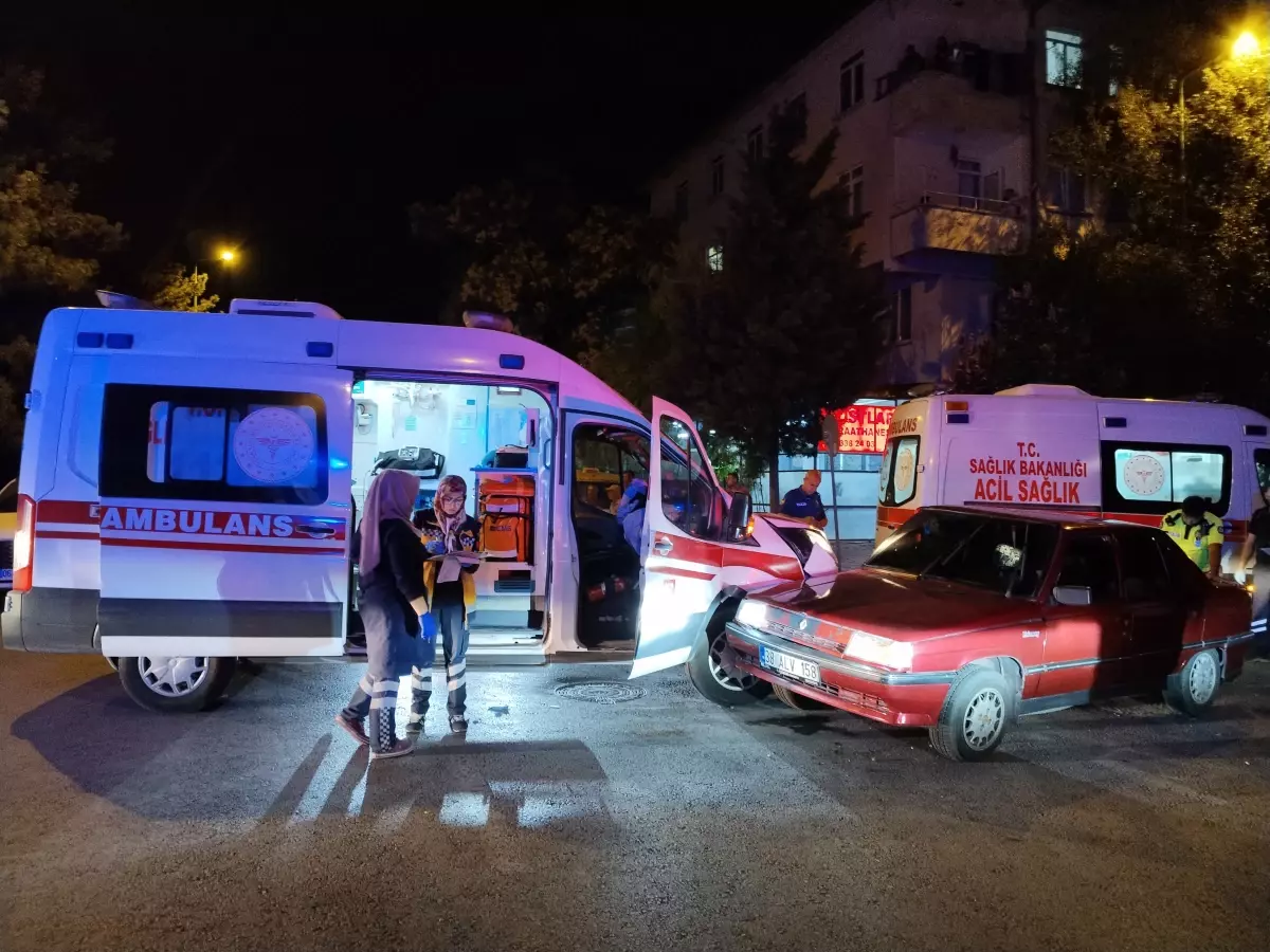 Kayseri'de Ambulans ile Otomobil Çarpıştı: 2 Yaralı